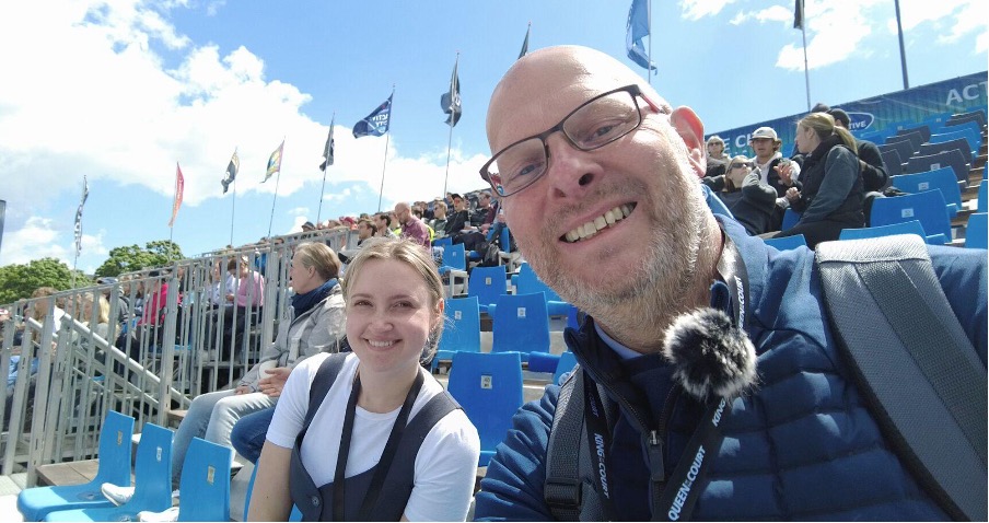Neurofactor-onderzoekers op de tribune tijdens een sportevent