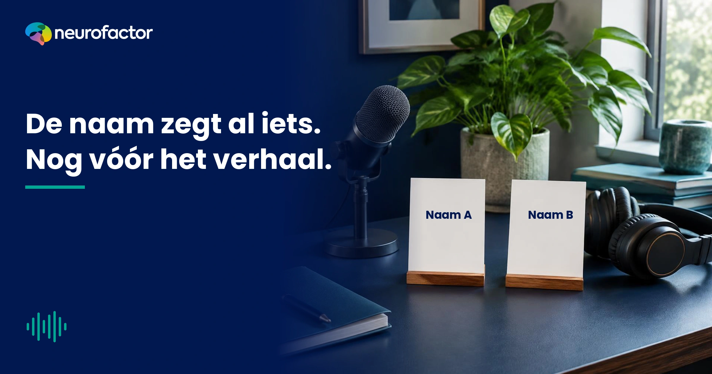 Neutrale naamkaarten, koptelefoon en microfoon in een fictieve merknaamonderzoekssetting.