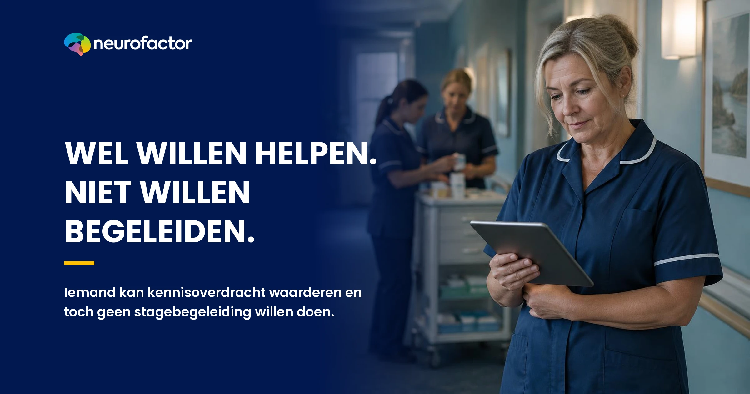 Zorgmedewerker bekijkt een uitnodiging om stagebegeleider te worden, terwijl de werkdruk zichtbaar deel uitmaakt van de context.