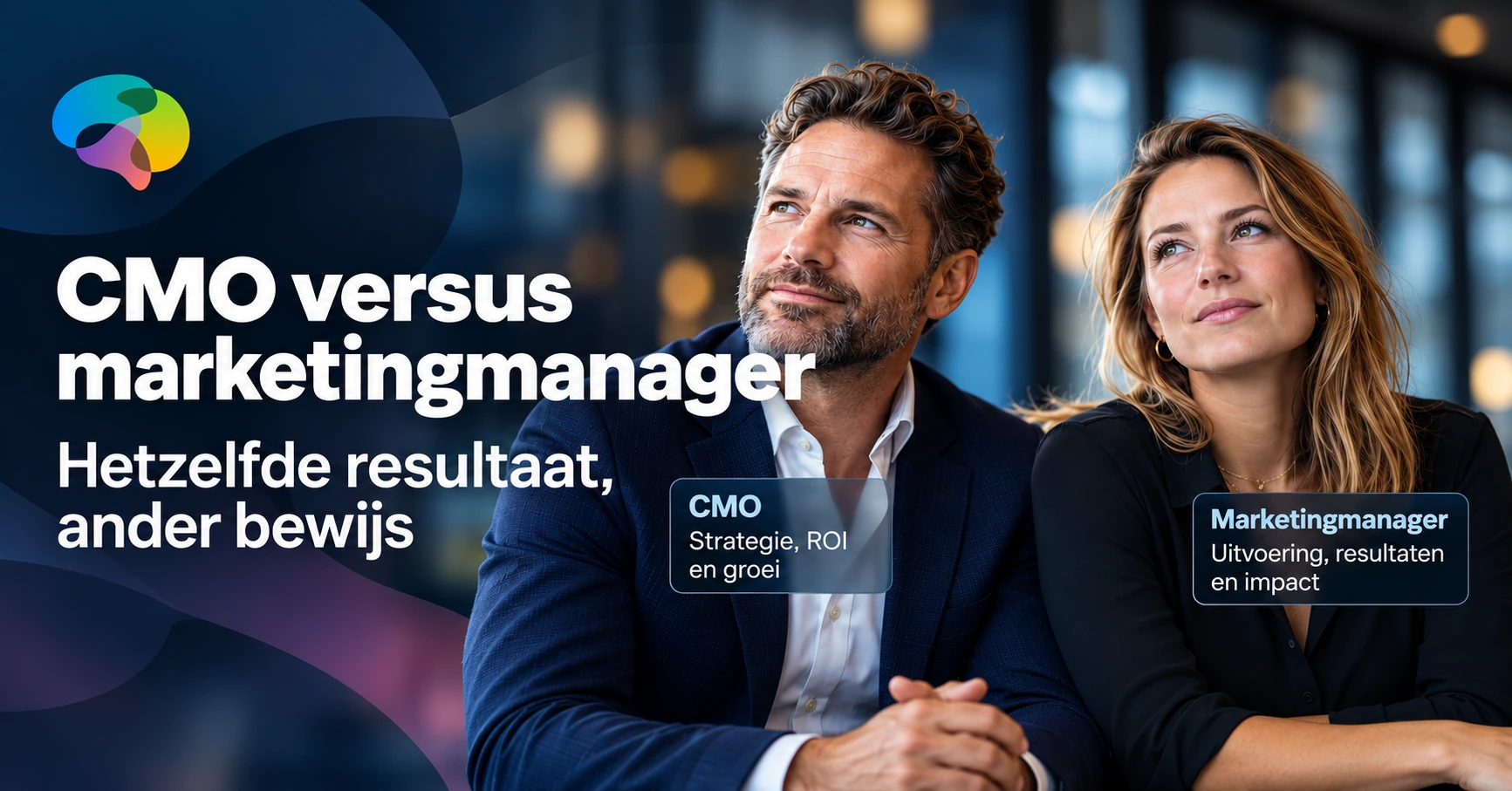 CMO en marketingmanager naast elkaar, met het verschil tussen praktisch en strategisch bewijs.