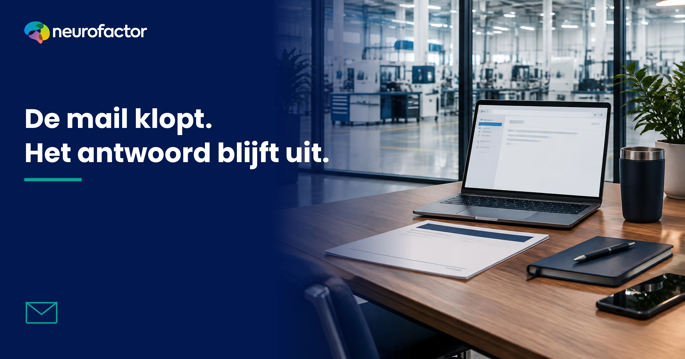 Fictieve industriële kantoorruimte met een neutrale follow-upmail en materiaal van een kennissessie.